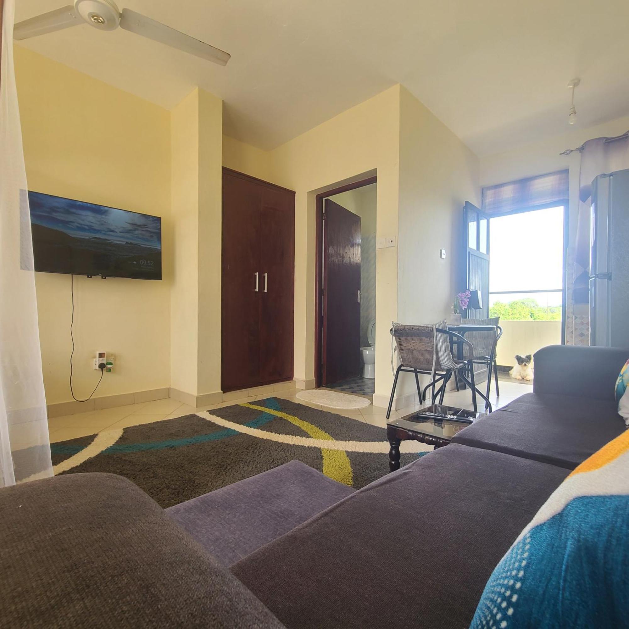Apartment Breezy Homes *